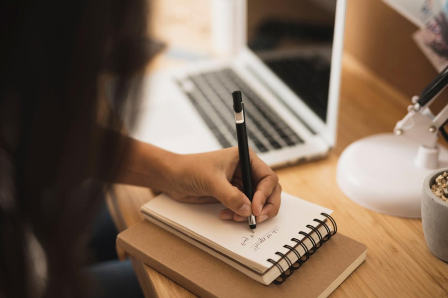 Arbeitsmaterialien und Finanzunterlagen auf einem Schreibtisch